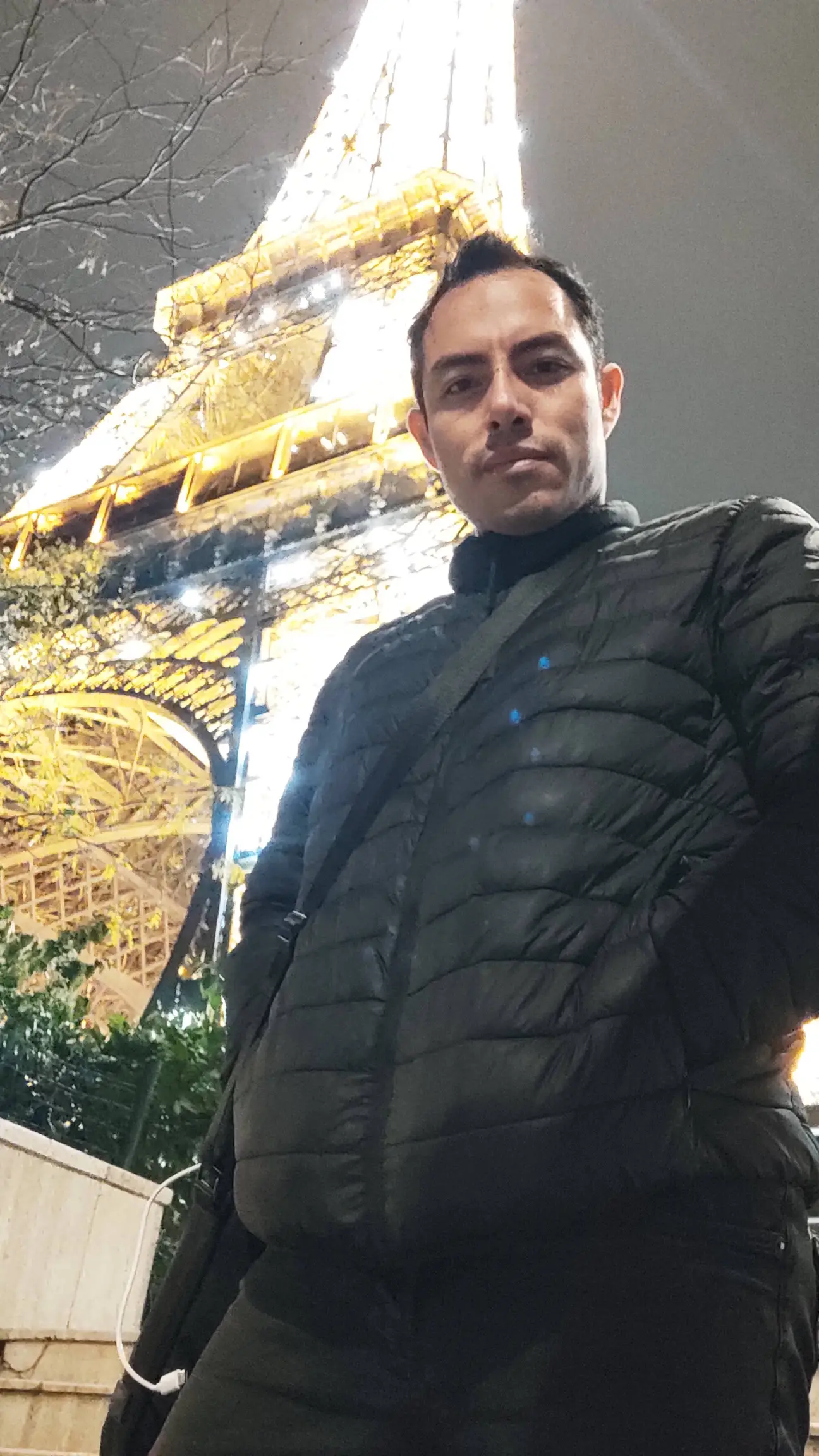 Foto en contrapicado de un hombre con cielo de fondo, foto típica antes de Pictia