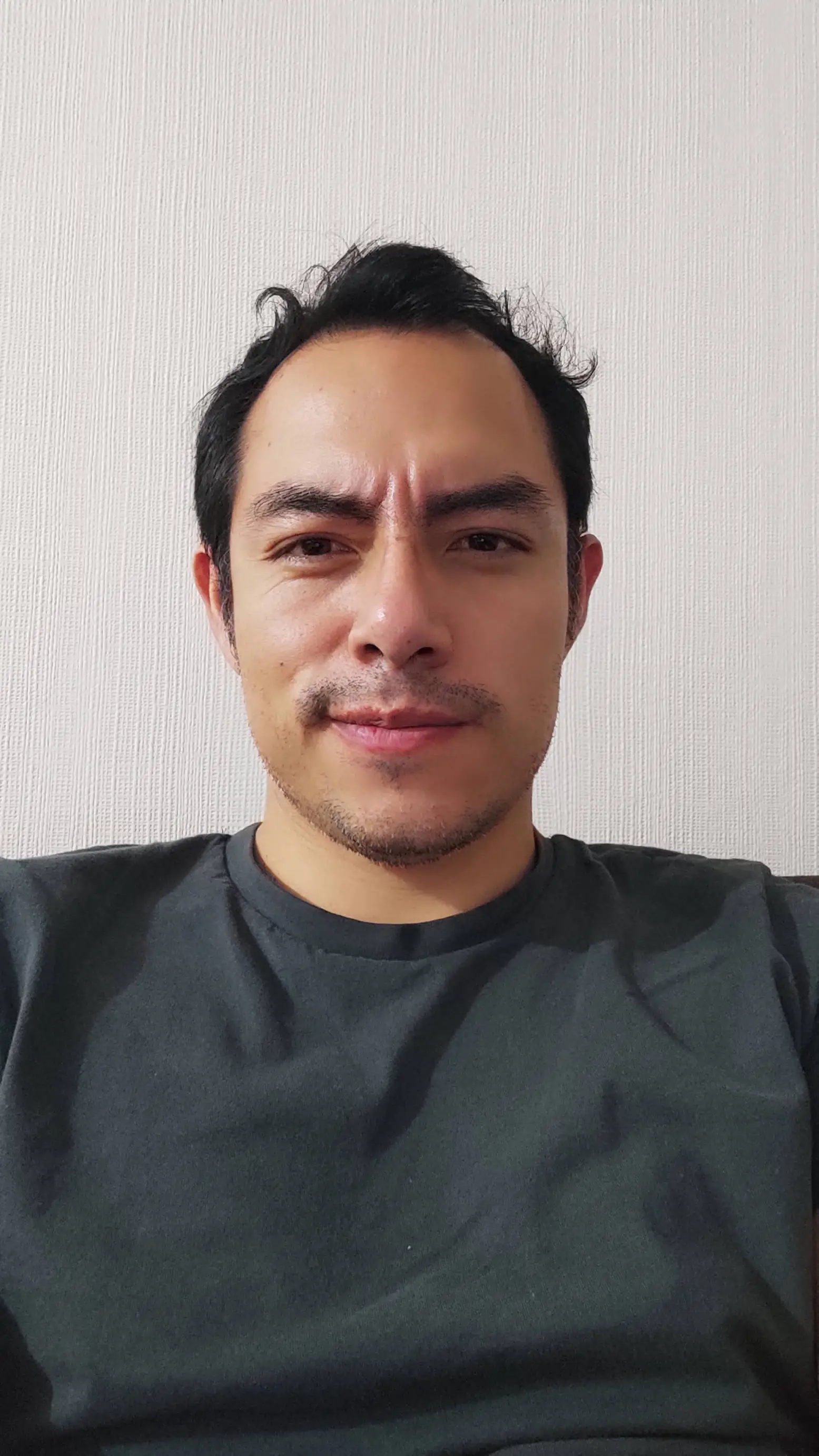 Selfie casual de un hombre sonriendo, foto típica antes de Pictia